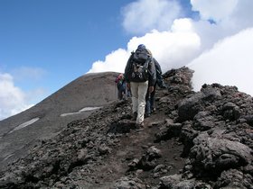 De wind waait de zwaveldampen weg van de kraterrand (Etna Sud)