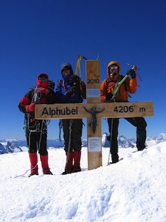 Het ver ingesneeuwde kruis op de Alphubel